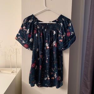 🍄Nwt. Printed could shoulder top